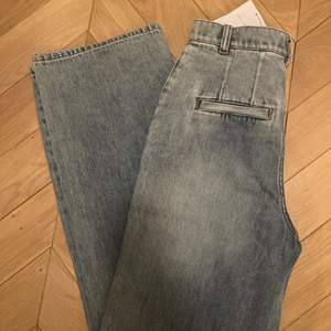Ljusa högmidjade raka jeans i storlek 36. Helt nya, aldrig använda, prislapp kvar. Nypris 690kr