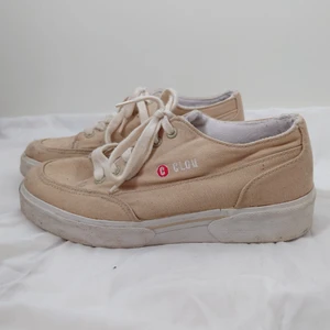 Skor med hög sula - Skor i beige med hög sula. Lite smutsiga men går att tvätta av🌱