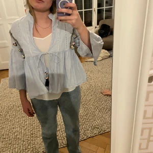 Blå/vit randig cardigan - Älskar denna! Perfekt att ha över ett linne om man börjar frysa lite😙😝😝Nypris:625kr