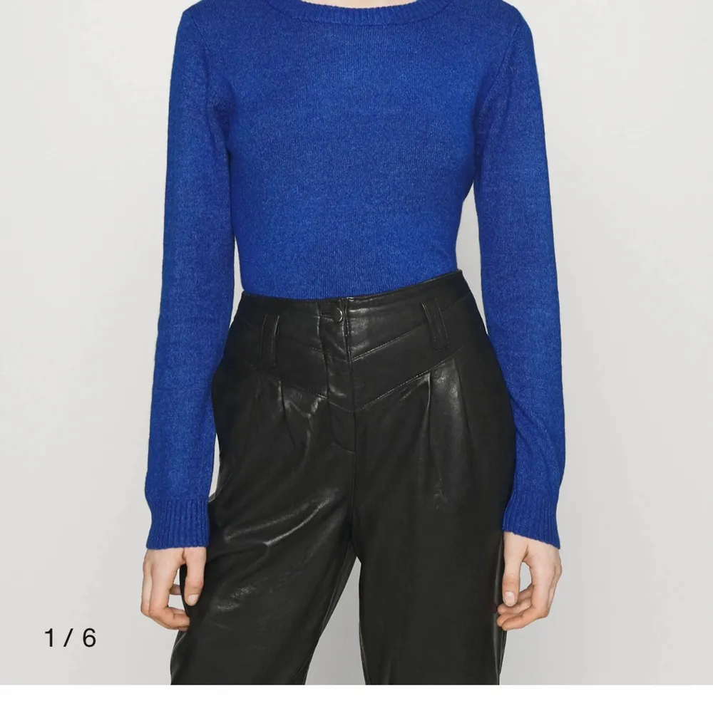 Mörkblå stickad tröja ifrån Vila köptes i vintras och använd 2 gånger. Precis som ny och pris kan  även diskuteras tar emot förslag fråga inte om fler bilder (den har inga defekter). Stickat.