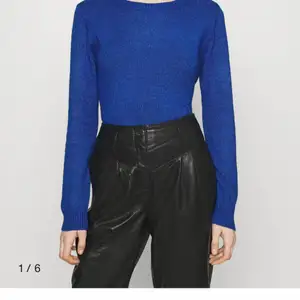 Mörkblå stickad tröja ifrån Vila köptes i vintras och använd 2 gånger. Precis som ny och pris kan  även diskuteras tar emot förslag fråga inte om fler bilder (den har inga defekter)