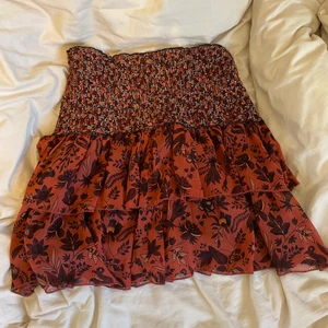 Trendig kjol från zara💞 - Säljer min fina kjol från zara, den är endast använd en gång och därför är den i nyskick💞 den är i storlek s men du passar även xs💘💘 Endast seriösa bud!! Köp direkt för 400 + frakt