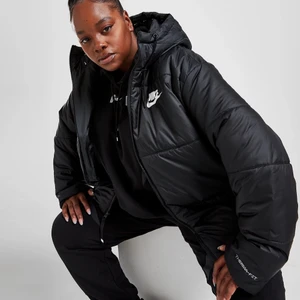 Nike jacka - Säljer en Nike jacka dam i strl S, den är otroligt trendig o jätte bekväm men har bytt stil så den kommer it riktigt till användning längre, den är använd sparsamt och priset kan diskuteras vid snabbt köp, skriv gärna för mer bilder eller vid frågor💕