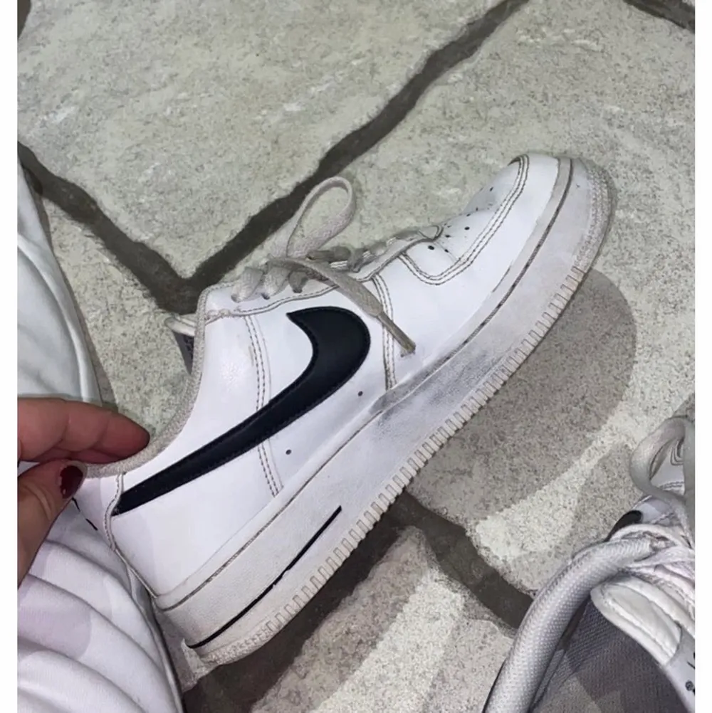 nike airforces skor i använt skick, de säljs då de inte kommer till någon användning, storleken är 39 men passar för storlek 40 samt 38. Skorna är äkta och köpta från Zalando för ca ett år sedan för 1100 kronor. Priset är diskuterbart!. Skor.