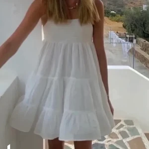 Sommarklänning från zara💞 - Säljer min superfina sommarklänning från zara. Den är helt ny och har lappen kvar💞 första bilden är lånad och klänningen jag säljer är likadan fast svart💞 den är i xs men jag skulle nog säga att den passar s också