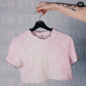 Batikblekt tröja - Svarta sömmar som detalj