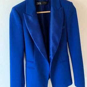 BLÅ KAVAJ - blå smokingkavaj från Zara i storlek S! Bra skick