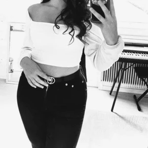 Vit croptop - Mycket fin crop top, använd 1 gång, passar med alla slags underdelar. Köparen står för frakt.