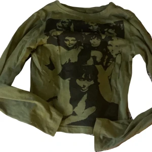 Grön långärmad magtröja cropped - Säljer denhär fina tröjan eftersom jag inte använder den längre! Köpte på AliExpress för 120 (?) kr, topp skick inga defekter. :-) 95% bomull 5% polyester