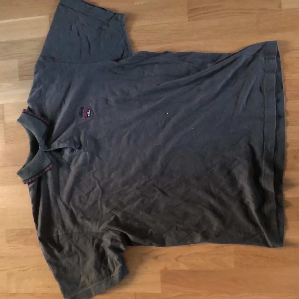Grön/brun stussy pike tröja i storlek L. Köpte den begagnat för några år sen och använt Max 5 gånger. En knapp är borta. Kan fraktas eller mötas upp i Stockholm:). T-shirts.