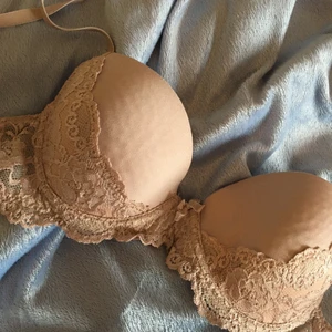 Bh - Funkar bra förutom att färgen inte är lika stark längre, därav priset💕