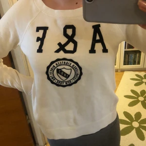 A&F tröja kort modell - Abercromie & Fitch tröja, kort modell. Vit, stl XS.