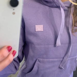 Acne hoodie - Jättesnygg lila acne hoodie! Inte alls mycket använd, cirka 5 ggr!💕 köpt för 2400kr!