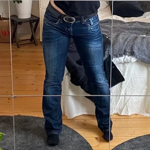 Coola jeans - Coola jeans från Only som jag köpt second hand! Stora i midjan, så behövs ha skärp💓 lite lång på mig som är 163cm