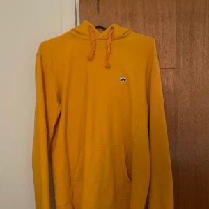 Lee hoodie - Gul Lee hoodie. Bra skick. Passar s/m