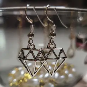 Nya örhängen diamantform