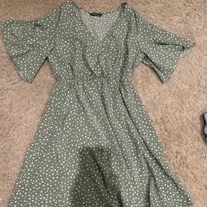 Jätte söt klänning! - Säljer en jätte söt klänng från Shein, har aldrig använt den så den är som ny, jätte fin till typ stranden, stl xs, 50kr+frakt!💗