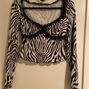 Topp - Topp i zebramönster storlek XS/S🖤🤍                                                   50kr