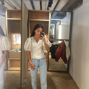 &otherstories gräddvit omlotttopp stl 34 - Aldrig använd blus/topp från &otherstories, superfint textuerat tyg i en gräddvit färg, storlek 34! Den var tänkt till studenten med vita kostymbyxor, HUR FINT SOM HELST!