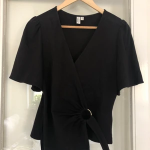 Omlottblus svart - Midjan en får i den här blusen, wow wow wow 🖤