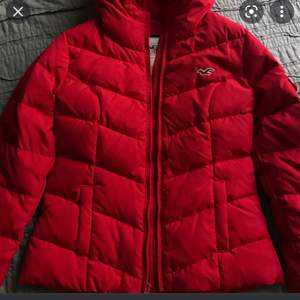 En jättefin och bekväm röd jacka. Varm och fluffig. Perfekt under både höst och vinter. Säljer pga inte min stil. 