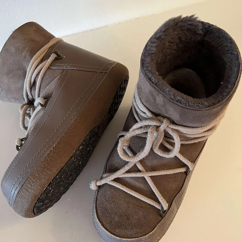 Säljer mina Inuikii som är använda en vinter. Världens skönaste skor som är så varma och snygga! Säljer pga att jag vill köpa en svart till nästa vinter ❤️. Skor.