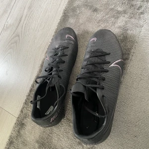 Nike skor - Nike träningsskor i stolek 37. Priset kan sänkas vid snabbaffär.
