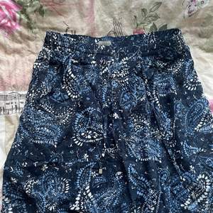 Fin kjol med mönster från Lindex, i storlek M 
