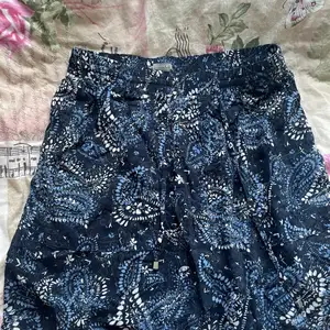 Fin kjol med mönster från Lindex, i storlek M 