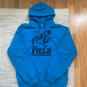 Blå hoodie - As cool blå hoodie med coolt tryck! Inget fel med den utan säljer pga behöver pengar🤑 (har dock en liten rosa nagellacks fläck på fickan, men har inte lagt märke till de försen nu, så inget man tänker på!) Bara att skriva vid frågor eller om du vill ha fler bilder!💕