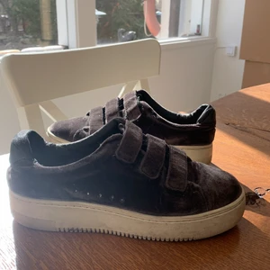 Sneakers från sandro - Säljer dessa snygga sandroskor i brunt sammet! Köpta för cirka 1800, storlek 38 