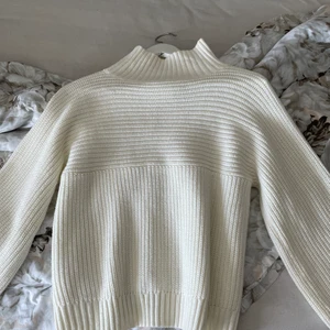 Stickad tröja ifrån monki  - Superfin vit stickad tröja ifrån monki, använd Max 2 gånger. ☺️ frakt tillkommer eller att vi möts upp i Växjö. 