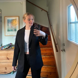 Svart kavaj - Hej, jag säljer min oanvända kavaj från bikbok. Kavajen är i storlek XS men den funkar absolut som en S. Säljer denna för 350 kr nypris 500. Skriv ifall du har några frågor , köparen står för frakten eller om vi möts upp i Karlskrona. 