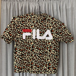 Cropped tshirt fila s - I statorer sett oanvänd cropped tshirt från fila. 