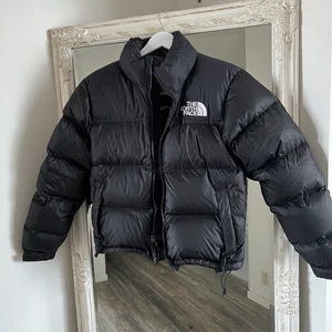 Nort Face Nuptse dam XS - Svart dunjacka i dam från the north face i storlek XS, modellen heter nuptse. Jackan är endast använd ett par gånger. Finns inga fläckar, revor, slitage eller liknande och den är precis som ny! Säljer endast om jag får priset som står för den, går alltså inte ner i pris! Frakt tillkommer på 66kr spårbart med postnord, annars finns den att hämtas i centrala Göteborg! EJ SÅLD FÖRENS SWISH ÄR INNE, ALLTSÅ NI SOM VILL HA BILD PÅ PAKET INNAN NI SWISHAR KAN JAG INTE GARANTERA KÖP🖤🖤🖤