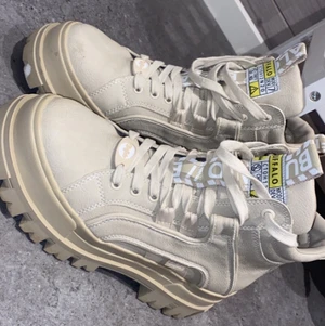 Buffalo london kängor - Strl 39. Använda 2ggr. Nyskick. Beige färg.