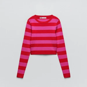 röd/rosa randig topp - Jättefin topp som är croppad (lite längre än en magtröja) från Zara. Skriv privat för att få fler bilder.❤️‍🔥❤️‍🔥