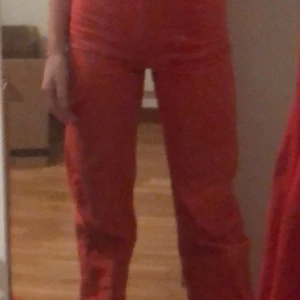 Röda snygga jeans - Säljer mina jeans från Gina Tricot som jag fick i julklapp. Hag säljer dem då jag inte använder dem och inte är min smak längre! 