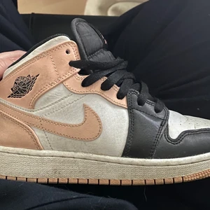 Intressekoll på Jordans!  - Säljer mina Jordans nu och dom ska såklart fixas iordning! Box finns kvar och modellen är Jordan 1 mid Crimson. Pris går att diskuteras