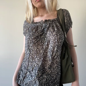 Blus - Superfin blus! Färgan är typ ett mellanting mellan brun och grå🖤