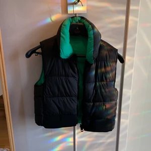 Zara väst - Vändbar väst från zara! Grön eller svart beroende på vad man känner för, endast använd få gånger. 🍀