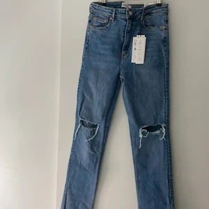 Zara jeans  - Ett par oanvända jeans från zara som tyvärr inte passade och jag glömde skicka tillbaka. Beställde i storlek 40 så de skulle sitta lite oversized. Jeansen är ”full lenght” så passar er långa💓 fina med slits nertill och hål på knäna