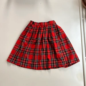 Rutig kjol - Gullig rödrutig kjol från Monki, aldrig använd.