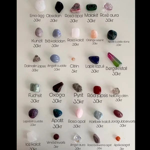 Kristaller - Pris till respektive kristall finns på bilden. Köp styckvis eller alla för 120kr.      ICE KALCIT SÅLD!    VINRÖD KVARTS SÅLD!  ROSÉ AURA SÅLD!  APRIKOS AGAT SÅLD! 