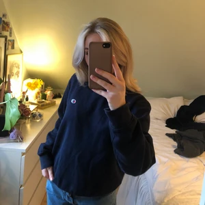 Champion sweatshirt💙 - Jättemysig och fin sweatshirt från champion köpt secondhand💞 jag har knappt användt den och därav är den i mycket fint skick😊 Den är i storlek S men passsr säkert från xs-m. 