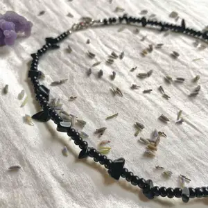 Halsband med svarta pärlor och obsidian kristallchips🤍