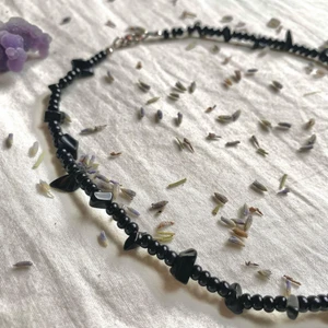 Halsband med obsidian - Halsband med svarta pärlor och obsidian kristallchips🤍