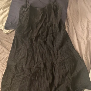 Svart klänning  - En gullig svart klänning i stl 40. Men ganska så kort. Aldrig kommit till användning. 