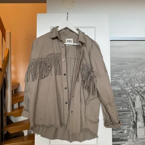 Kofta/tunn jacka - Beige med silvriga detaljer