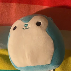 Squishmallow till salu!  - Det här är en squishmallow på 12cm som är köpt av privat person! Han har lapp! Skriv för fler bilder! Frakten borde ligga på 13kr! Skriv om intresserad eller några frågor! Man får pruta men inte alldeles för mycket! 